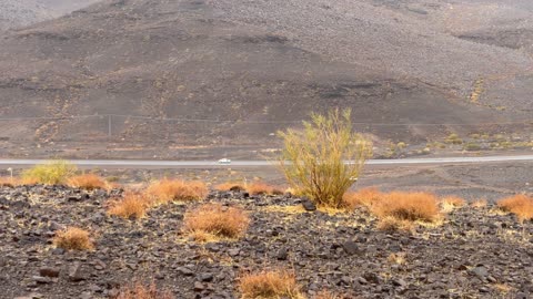 الجو الشتوي الضبابي فوق الجبل في سماء مدينة حرة تبوك في المملكة العربية السعودية، تضارية طبيعية في منطقة الحرات البركانية في تبوك