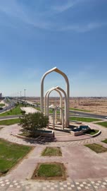أحد أبرز المعالم المميزة في مدينة تبوك بالمملكة العربية السعودية، المَعلَم الظاهرهو بوابة الشمال، الميدان على الطريق الدولي المؤدي إلى الأردن، أول منظر يراه القادم من هذا الطريق، تصميمه الهندسي الذي يجمع بين عناصر البيئة المحلية والموروث الحضاري.