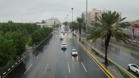 مصف سيارات وحركة المرور، أماكن ومناطق السياحة في المملكه العربية السعودية، تصوير درون للسيل في مدينة تبوك , تجمع مياه الأمطار وسط المنطقة, معالم سياحية مشهورة