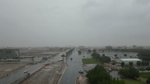 السيل والجو الشتوي البارد، مكان ومنطقة للسياحة في المملكه العربية السعودية، تصوير درون للسيل في مدينة تبوك , تجمع مياه الأمطار وسط المنطقة, معلم سياحية مشهورة