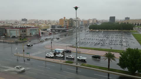 السيول والأجواء الشتوية الباردة، أماكن ومناطق السياحة في المملكه العربية السعودية، تصوير درون للسيل في مدينة تبوك , تجمع مياه الأمطار وسط المنطقة, معالم سياحية مشهورة