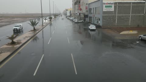 هطول المطر الغزير على مدينة تبوك، أماكن ومناطق السياحة في المملكه العربية السعودية، تصوير درون للسيل في مدينة تبوك , تجمع مياه المطر وسط المنطقة, معلم سياحية مشهورة