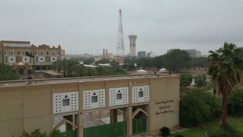 زخات المطر فوق واحة خضراء، أماكن ومناطق السياحة في المملكه العربية السعودية، تصوير درون للسيل في مدينة تبوك , تجمع مياه المطر وسط المنطقة, معلم سياحية مشهورة