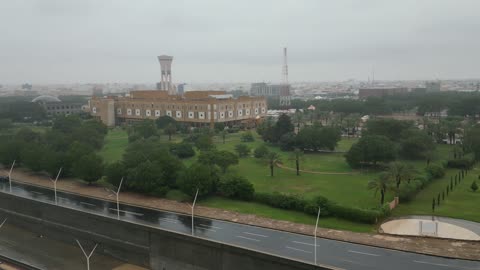 زخات المطر فوق واحة خضراء، أماكن ومناطق السياحة في المملكه العربية السعودية، تصوير درون للسيل في مدينة تبوك , تجمع مياه المطر وسط المنطقة, معلم سياحية مشهورة