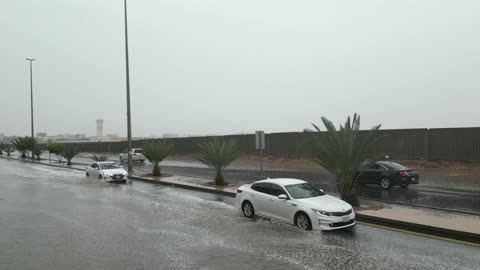حركة مرور السيارات في مدينة تبوك، أماكن ومناطق السياحة في المملكه العربية السعودية، تصوير درون للسيل في مدينة تبوك , تجمع مياه الأمطار وسط المنطقة, معالم سياحية مشهورة