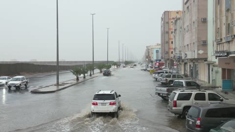 مياه المطر في مدينة تبوك، تصوير درون للسيل في مدينة تبوك , تجمع مياه المطر وسط المنطقة, أماكن ومناطق السياحة في المملكه العربية السعودية، معلم سياحية مشهورة