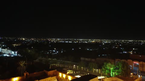 هندسة معمارية تقليدية وجدار حجري كبير، فناء تطل عليه عدد من الحجرات ومسجد وبئر، قلعة تبوك معلم تاريخي يقع في وسط مدينة تبوك في المملكة لعربية السعودية، رممت القلعة مؤخرًا والآن وجهة تاريخية وثقافية وسياحية