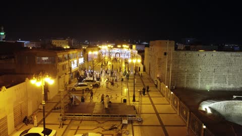 هندسة معمارية تقليدية وجدار حجري كبير، فناء تطل عليه عدد من الحجرات ومسجد وبئر، قلعة تبوك معلم تاريخي يقع في وسط مدينة تبوك في المملكة لعربية السعودية، رممت القلعة مؤخرًا والآن وجهة تاريخية وثقافية وسياحية