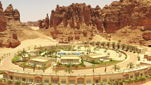 منتجع وسط المناظر الطبيعية الصحراوية في وادي العلا في المملكة العربية السعودية، الراحة العصرية والهندسة المعمارية العربية الأصيلة، مسبح كبير في الهواء الطلق، المعالم والاماكن السياحية