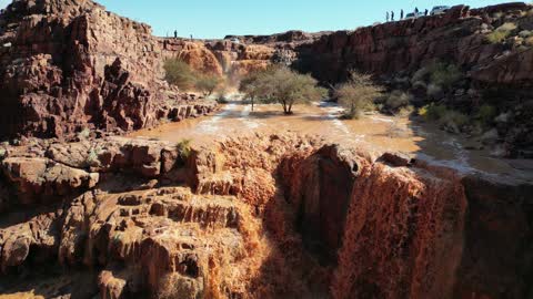 شلال الشق في غرب مدينة تبوك بالمملكة العربية السعودية، جريان السيل بعد هطول المطر الغزير، الجبل والصحراء والساحل ، معلم ومنطقة سياحية، الطبيعة في تبوك