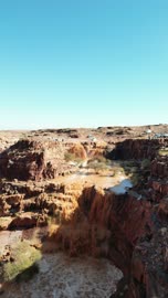 معلم ومنطقة سياحية، جريان السيل بعد هطول المطر الغزير، شلال الشق في غرب مدينة تبوك بالمملكة العربية السعودية، الجبل والصحراء والساحل ، الطبيعة في تبوك