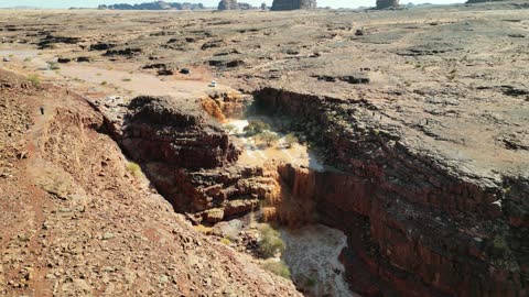 التكوينات والتشكلات الصخرية في جبال تبوك، جريان السيل بعد هطول المطر الغزير، شلال الشق في غرب مدينة تبوك بالمملكة العربية السعودية، الجبل والصحراء والساحل ، الطبيعة في تبوك