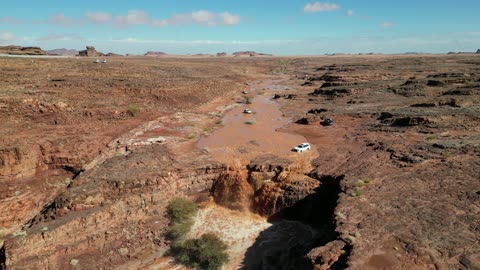 التكوينات والتشكلات الصخرية في جبال تبوك، جريان السيل بعد هطول المطر الغزير، شلال الشق في غرب مدينة تبوك بالمملكة العربية السعودية، الجبل والصحراء والساحل ، الطبيعة في تبوك