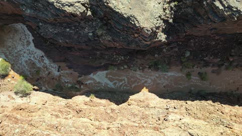 الطبيعة في تبوك، التكوينات والتشكلات الصخرية في جبل تبوك،  جريان السيل بعد هطول المطر الغزير، شلال الشق في غرب مدينة تبوك بالمملكة العربية السعودية، الجبل والصحراء والساحل