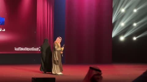 توزيع الهدايا للمواهب المسرحية السعودية ،  ختام مهرجان الرياض للمسرح فى مسرح الأميرة نورة بنت عبدالرحمن بالرياض يوم 24 ديسمبر 2025 ، تتويج لنجوم المسرح السعودي، ليلة استثنائية تحتفي بالفن والجمال ،احتفالية فنية كبرى