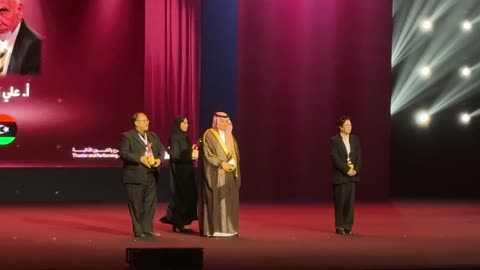 توزيع الهدايا للمواهب المسرحية السعودية ،  ختام مهرجان الرياض للمسرح فى مسرح الأميرة نورة بنت عبدالرحمن بالرياض يوم 24 ديسمبر 2025 ، تتويج لنجوم المسرح السعودي، ليلة استثنائية تحتفي بالفن والجمال ،احتفالية فنية كبرى
