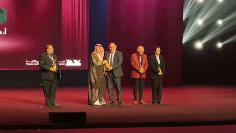 توزيع الهدايا للمواهب المسرحية السعودية ،  ختام مهرجان الرياض للمسرح فى مسرح الأميرة نورة بنت عبدالرحمن بالرياض يوم 24 ديسمبر 2025 ، تتويج لنجوم المسرح السعودي، ليلة استثنائية تحتفي بالفن والجمال ،احتفالية فنية كبرى