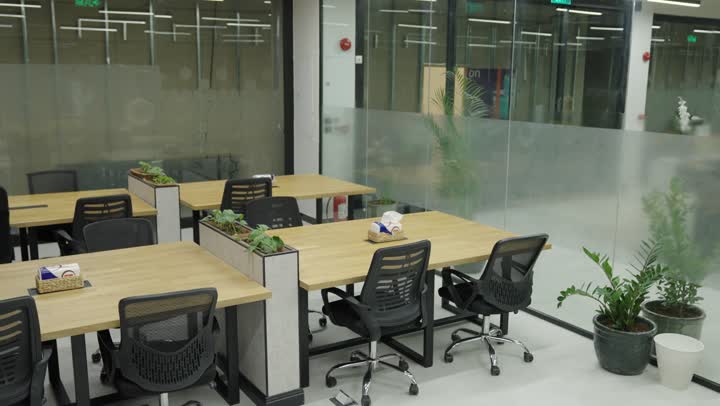 أثاث مكتبي أنيق يوفر الراحة ، تصميم عصري لمكاتب شركات المملكة العربية السعودية، تصاميم داخلية وديكورات راقية على الطراز الحديث, واجهات زجاجية ضخمة في مكتب العمل