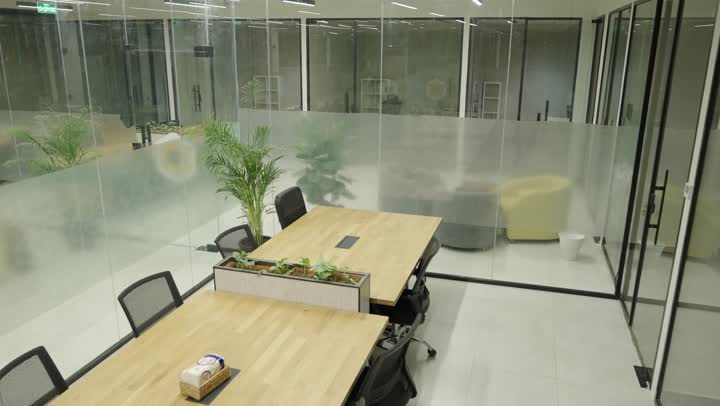 تجهيز المكاتب بتصميمات حديثة وأثاث أنيق ومريح، تصميم عصري لمكاتب شركات المملكة العربية السعودية، تصاميم داخلية وديكورات راقية على الطراز الحديث, واجهات زجاجية ضخمة في مكتب العمل