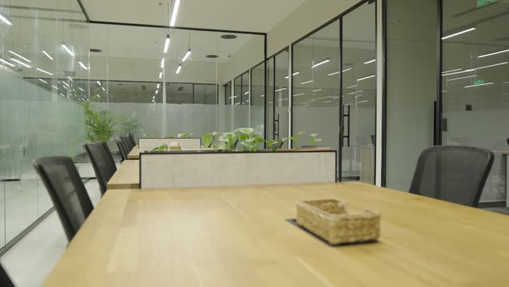 تجهيز المكاتب بأثاث عصري يتميز بالأناقة والراحة، تصميم عصري لمكاتب شركات المملكة العربية السعودية، تصاميم داخلية وديكورات راقية على الطراز الحديث, واجهات زجاجية ضخمة في مكتب العمل