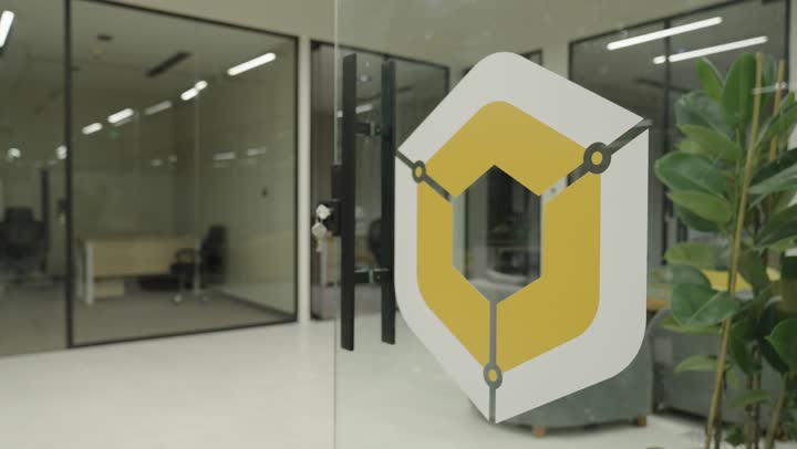 مكاتب إدارية زجاجية، مقر شركة حديث بتصميم عصري, بيئة عمل احترافية, مفهوم الأعمال والشركات, مساحات عمل داخلية منظمة تعكس التطور فى المملكة العربيه السعودية