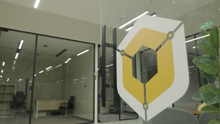 مقر شركة حديث بتصميم عصري, مكاتب إدارية زجاجية, بيئة عمل احترافية, مفهوم الأعمال والشركات, مساحات عمل داخلية منظمة تعكس التطور فى المملكة العربيه السعودية