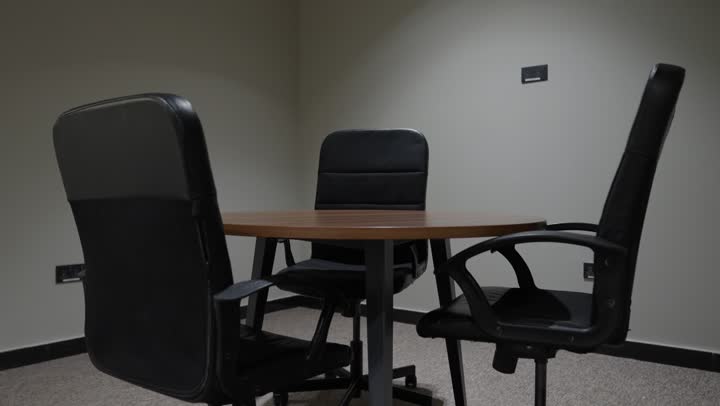 طاولة اجتماعات في مكاتب شركات المملكة العربية السعودية, تصاميم داخلية وديكورات راقية على الطراز الحديث, تجهيزات مكتبية حديثة بأثاث أنيق ومريح, تصاميم عصرية متطورة