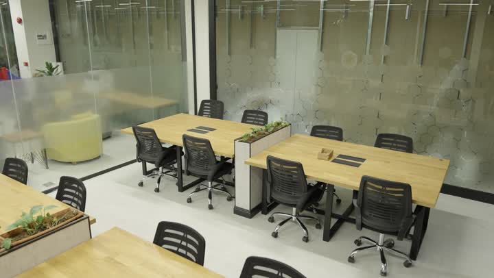 تصميم عصري لمكاتب شركات المملكة العربية السعودية, تجهيزات مكتبية حديثة بأثاث أنيق ومريح، تصاميم داخلية وديكورات راقية على الطراز الحديث, واجهات زجاجية ضخمة في مكتب العمل