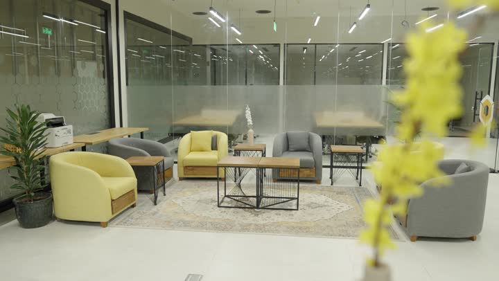 ديكور أنيق بأثاث عصري ونباتات داخلية، بيئة عمل مريحة واحترافية، تصميم داخلي عصري لمكاتب إدارية، مساحة استراحة داخل مقر شركة حديث