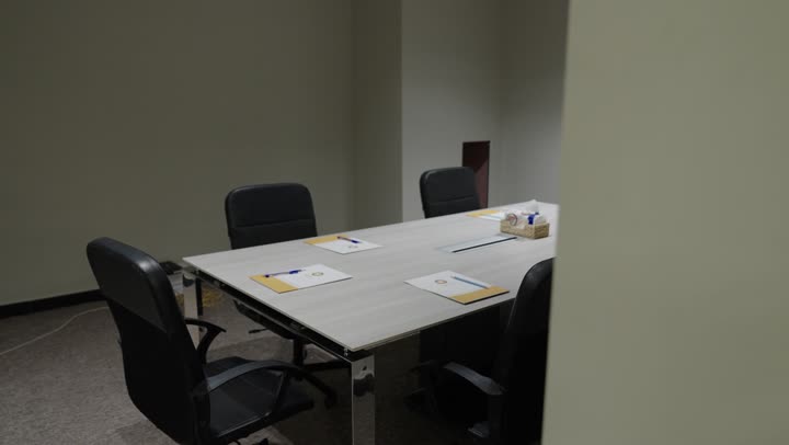 تجهيزات مكتبية حديثة بأثاث أنيق ومريح, طاولة اجتماعات في مكاتب شركات المملكة العربية السعودية, تصاميم داخلية وديكورات راقية على الطراز الحديث, تصاميم عصرية متطورة