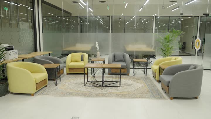 بيئة عمل مريحة واحترافية، تصميم داخلي عصري لمكاتب إدارية، مساحة استراحة داخل مقر شركة حديث, ديكور أنيق بأثاث عصري ونباتات داخلية