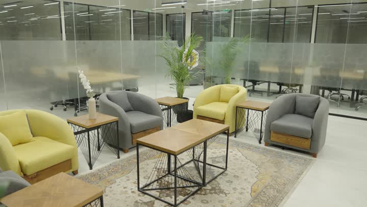 تصميم داخلي عصري لمكاتب إدارية، مساحة استراحة داخل مقر شركة حديث, بيئة عمل مريحة واحترافية, ديكور أنيق بأثاث عصري ونباتات داخلية