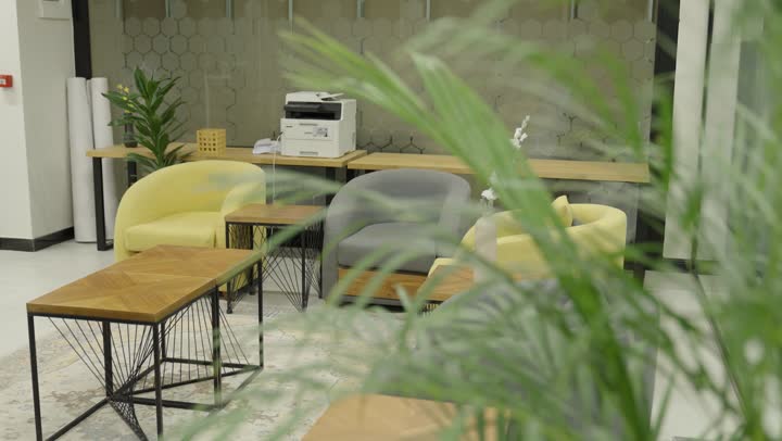 مساحة استراحة داخل مقر شركة حديث, تصميم داخلي عصري لمكاتب إدارية, بيئة عمل مريحة واحترافية, ديكور أنيق بأثاث عصري ونباتات داخلية