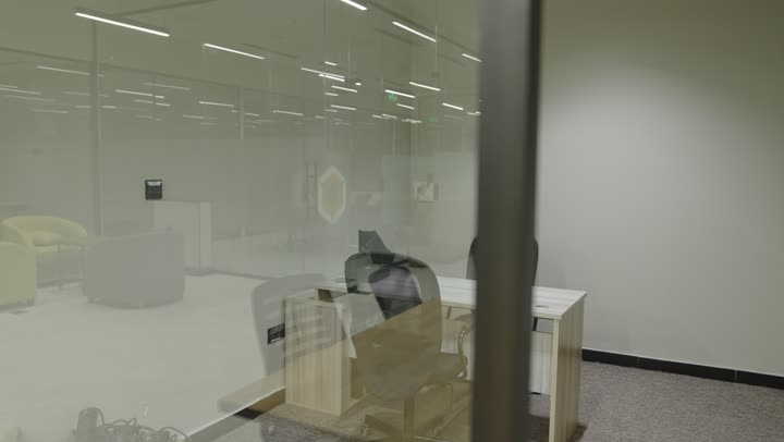 مهن ووظائف سعودية، تصاميم داخلية وديكورات راقية على الطراز الحديث ،واجهات زجاجية ضخمة في مكتب العمل ،التصميم الداخلي لمكاتب وشركات المملكة العربية السعودية