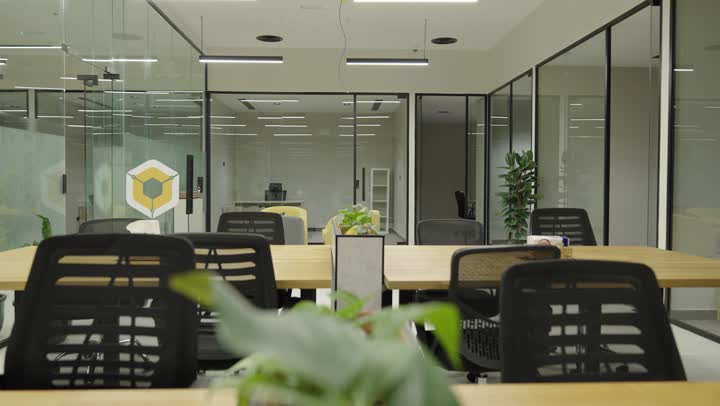 غرف مكتبية بتصاميم وديكورات داخلية فخمة، التصميم العصري الحديث للمكاتب في الشركات السعودية، غرفة اجتماعات واسعة مع طاولة محاطة بكراسي، النوافذ والواجهات الزجاجية