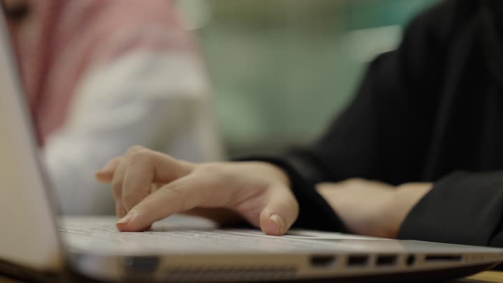 مهن ووظائف إدارية مكتبية، دمج التكنولوجيا الحديثة بالحياة العملية، النقر على لوحة المفاتيح، صناعة المحتويات النصية، مفهوم ادخال البيانات، تصوير مقرب لايدي امرأة عربية خليجية سعودية تستخدم الحاسوب المحمول، الكتابة على جهازاللابتوب