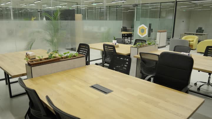 Modern office design for Saudi Arabian companies, featuring contemporary office equipment with elegant and comfortable furniture, sophisticated interior designs and decor in a modern style, and expansive glass facades in the office space.