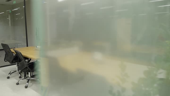 النوافذ والواجهات الزجاجية، التصميم العصري الحديث للمكاتب في الشركات السعودية، غرفة مكاتب مع طاولة محاطة بكراسي، غرف مكتبية بتصاميم وديكورات داخلية فخمة