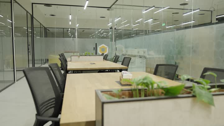 غرف مكتبية بتصاميم وديكورات داخلية فخمة، التصميم العصري الحديث للمكاتب في الشركات السعودية، غرفة اجتماعات واسعة مع طاولة محاطة بكراسي، النوافذ والواجهات الزجاجية