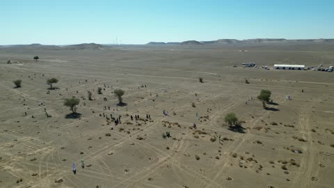 مزارعون يقومون بزراعة شتلات الورد في محمية الملك سلمان بن عبدالعزيز الملكية في تبوك شمال المملكة العربية السعودية، أكبر محمية طبيعية في المملكة، الاهتمام بالزراعة والطبيعة