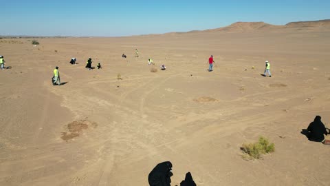 مزارعون يقومون بزراعة شتلات الورد في محمية الملك سلمان بن عبدالعزيز الملكية في تبوك شمال المملكة العربية السعودية، أكبر محمية طبيعية في المملكة، الاهتمام بالزراعة والطبيعة