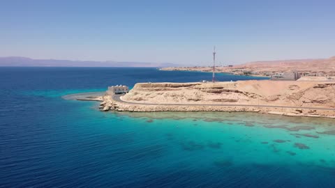 المياه الزرقاء الصافية، تصوير درون لبحر حقل في محافظة تبوك، شاطئ ساحلي على البحر الأحمر، مكان لقاء وقت ممتع، ملعم سياحي ساحلي