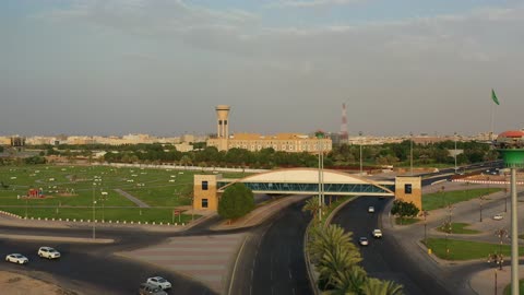 حركة مرور السيارات في شوارع مدينة تبوك، حديقة ترفيهية عامة في المملكة العربية السعودية، مكان لقضاء وقت ممتع، الفن الهندسي المعماري للمباني، الأهتمام بالتشجير والمساحات الخضراء في المدن