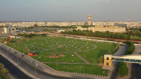 حركة مرور السيارات في شوارع مدينة تبوك، حديقة ترفيهية عامة في المملكة العربية السعودية، مكان لقضاء وقت ممتع، الفن الهندسي المعماري للمباني، الأهتمام بالتشجير والمساحات الخضراء في المدن
