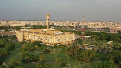 حركة مرور السيارات في شوارع مدينة تبوك، حديقة ترفيهية عامة في المملكة العربية السعودية، مكان لقضاء وقت ممتع، الفن الهندسي المعماري للمباني، الأهتمام بالتشجير والمساحات الخضراء في المدن