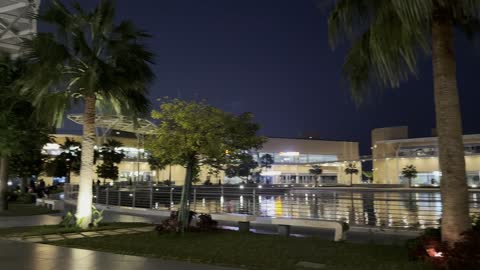 مقهي فى مجمع ذا موف بمدينة الجبيل الصناعية  في المنطقة الشرقية يوم 24 من ديسمبر 2025 ، معلم ترفيهي وتجاري متكامل، وجهة ترفيهية عصرية ، مقاهي ومطاعم للعائلات والشباب، أجواء نابضة بالحياة