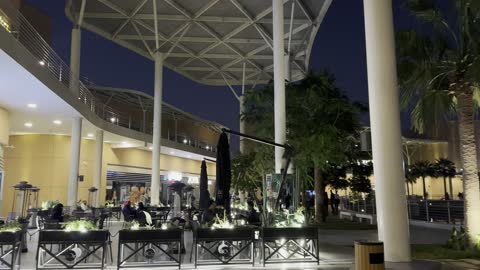 مقهي فى مجمع ذا موف بمدينة الجبيل الصناعية  في المنطقة الشرقية يوم 24 من ديسمبر 2025 ، معلم ترفيهي وتجاري متكامل، وجهة ترفيهية عصرية ، مقاهي ومطاعم للعائلات والشباب، أجواء نابضة بالحياة