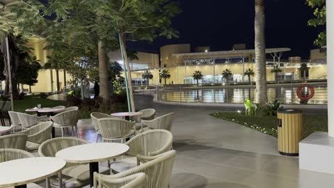 مقهي فى مجمع ذا موف بمدينة الجبيل الصناعية  في المنطقة الشرقية يوم 24 من ديسمبر 2025 ، معلم ترفيهي وتجاري متكامل، وجهة ترفيهية عصرية ، مقاهي ومطاعم للعائلات والشباب، أجواء نابضة بالحياة