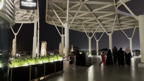 مقهي فى مجمع ذا موف بمدينة الجبيل الصناعية  في المنطقة الشرقية يوم 24 من ديسمبر 2025 ، معلم ترفيهي وتجاري متكامل، وجهة ترفيهية عصرية ، مقاهي ومطاعم للعائلات والشباب، أجواء نابضة بالحياة