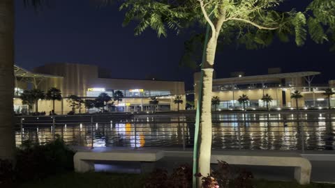 مقاعد جلوس فى مجمع ذا موف بمدينة الجبيل الصناعية  في المنطقة الشرقية يوم 24 من ديسمبر 2025 ، معلم ترفيهي وتجاري متكامل، وجهة ترفيهية عصرية لكورنيش الجبيل  ، مقاهي ومطاعم للعائلات والشباب، أجواء نابضة بالحياة